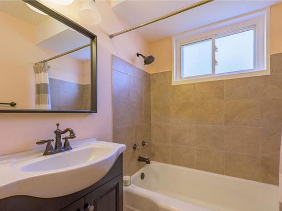 2nd image of 6825 N Seeley Ave APT 3G