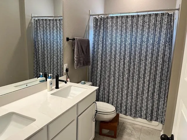 Guest bathroom.