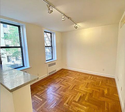 3rd image of 35 W 65th St APT 4C