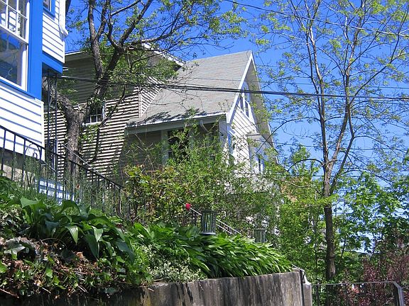 Front Walkway/Garden Planter