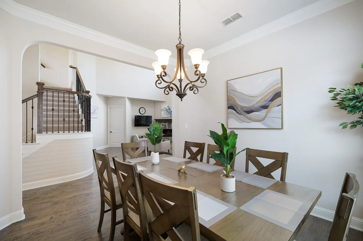 5 bed, 3.0 bath, 47361 sqft, $5,798 — Photo 3