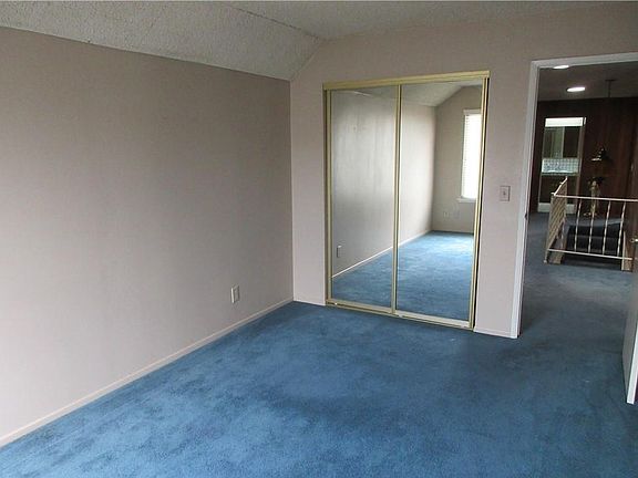 2nd image of 18 Cambridge Dr W #18