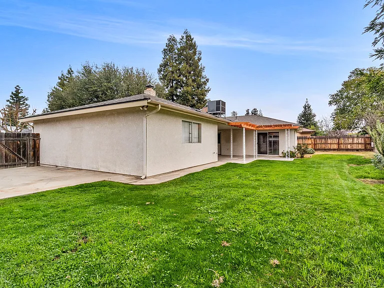 6469 N San Pedro Ave — Photo 30