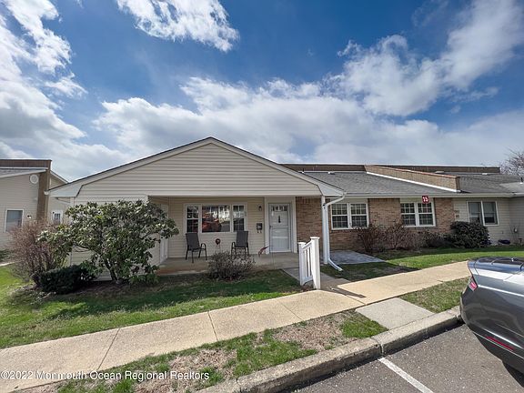 3rd image of 5 Pompton Plains Dr