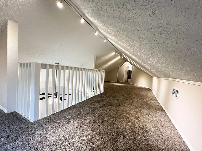 421 E Myrtle St — Photo 15