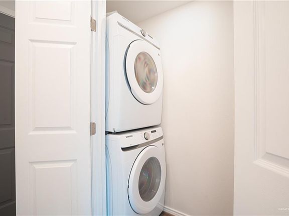 4th image of 812 Redwood Ave #5
