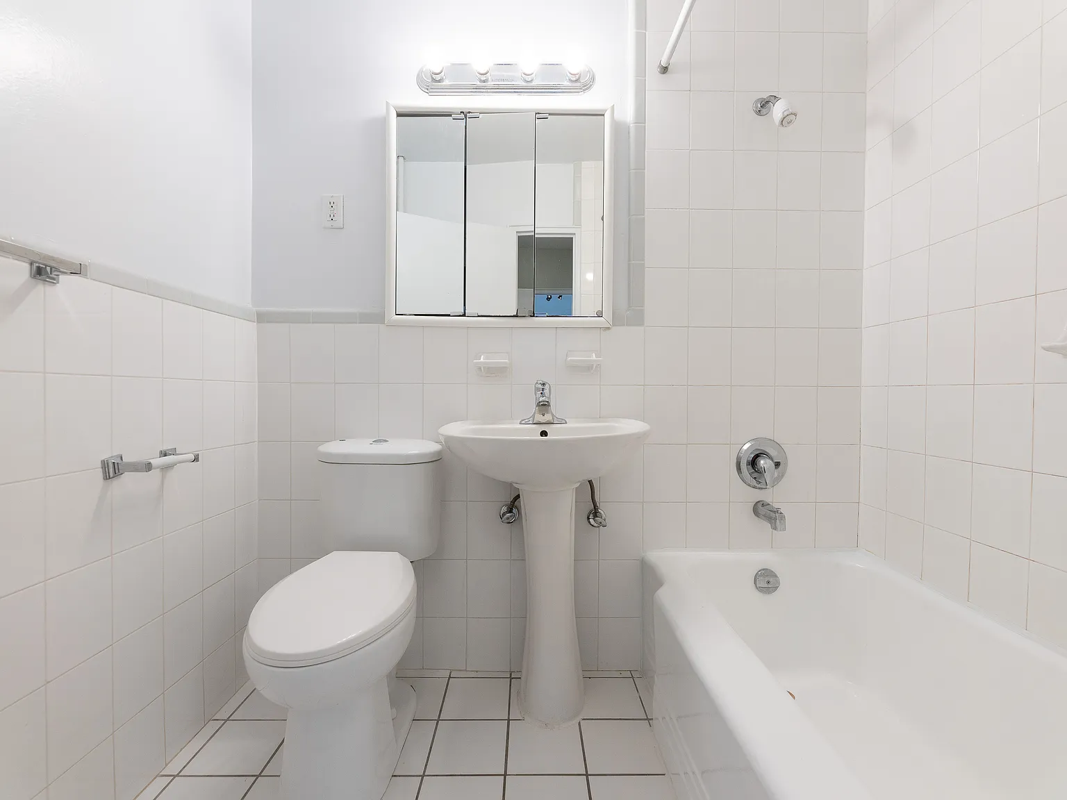 160 Balmoral Avenue Toronto — Photo 3