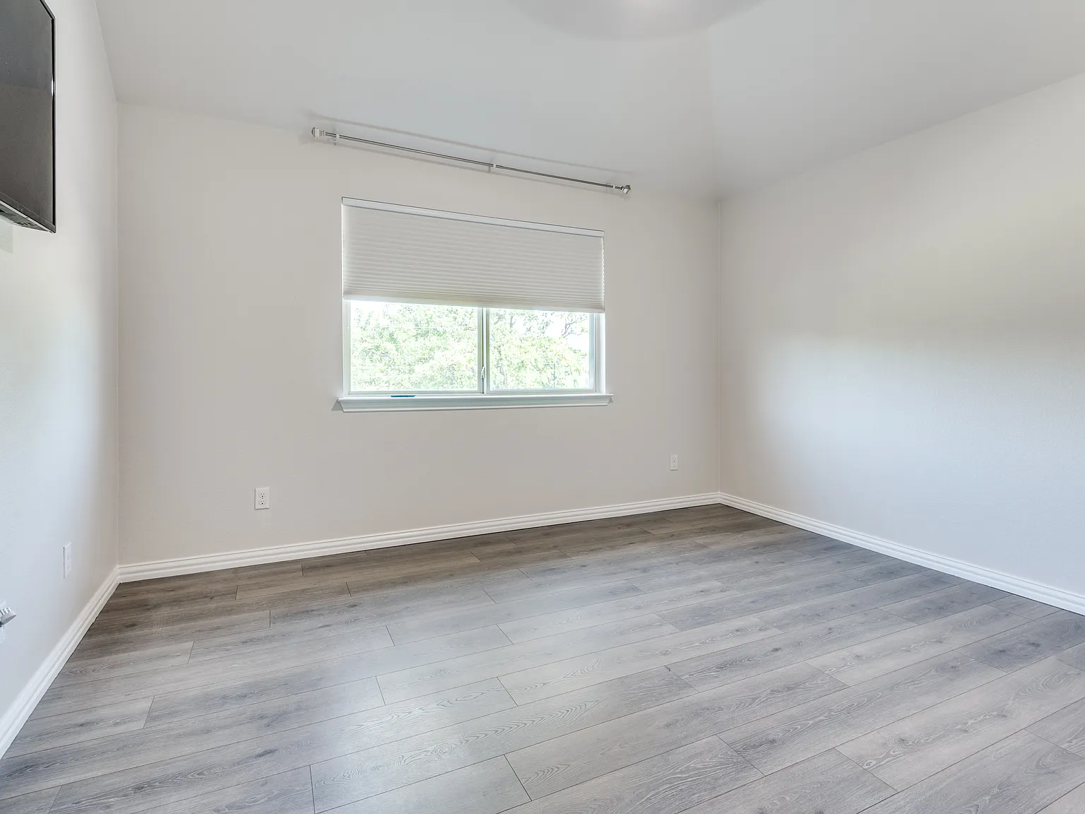 3 bed, 2.5 bath, 2319 sqft, $3,150 — Photo 3