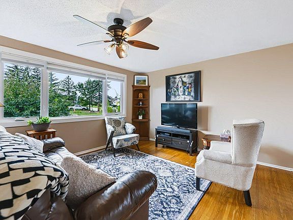 4th image of 1012 W Raynard Cres SE