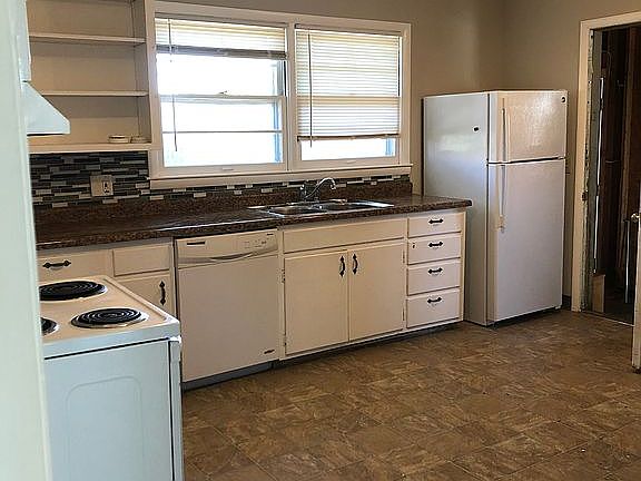 4th image of 915 W 22nd Ter