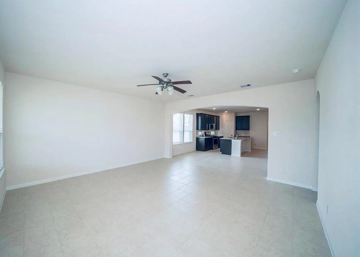 4 bed, 2.5 bath, 3047 sqft, $2,500 — Photo 2