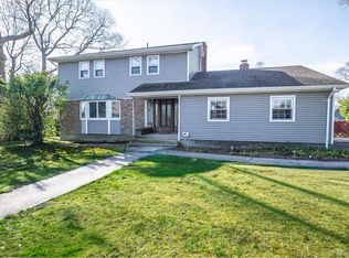 22 Oak Ln, Blue Point, NY 11715