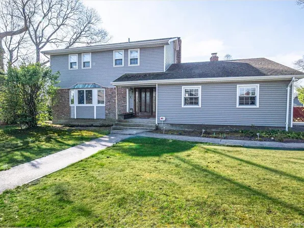22 Oak Lane, Blue Point, NY 11715