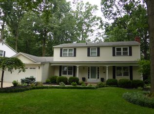 592 Debbington Dr, Bay Village, OH