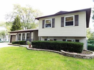 2 Macarthur Ct, Buffalo Grove, IL 60089