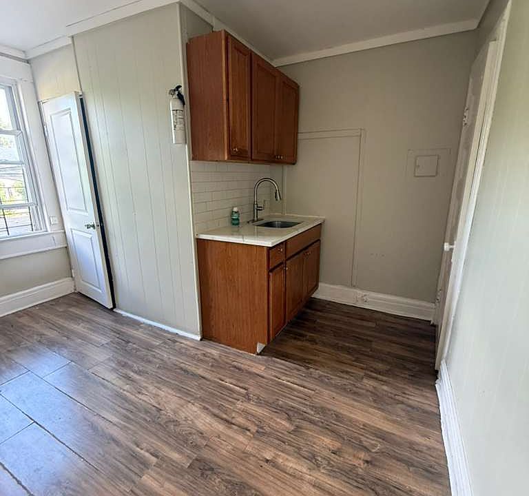 1st image of 164 S 10th St Floor 3