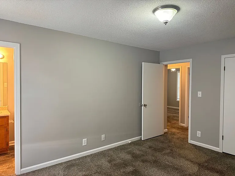 104 Cornelia Ct — Photo 12