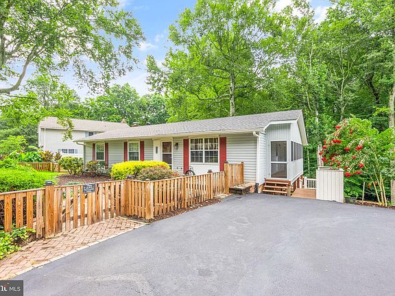 3rd image of 6993 Champs Mill Ct