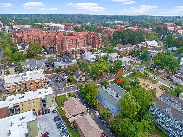 Short walking distance to FSU, Stadium, College Town!