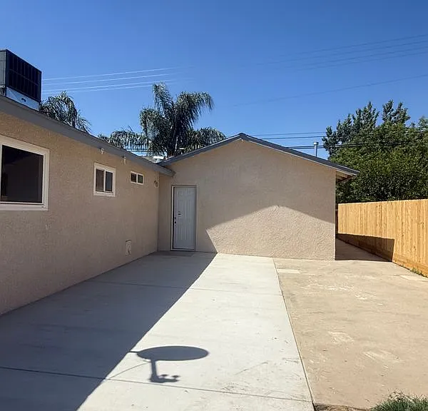 1459 E Kern Ave — Photo 3