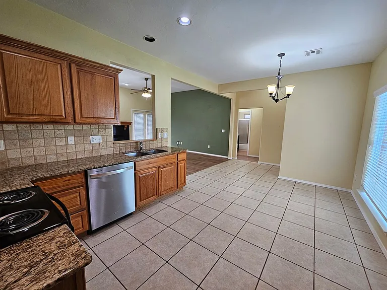 908 N Janeway Ave — Photo 5
