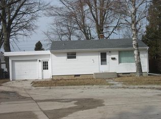810 Redfin Ct, Manitowoc, WI 54220