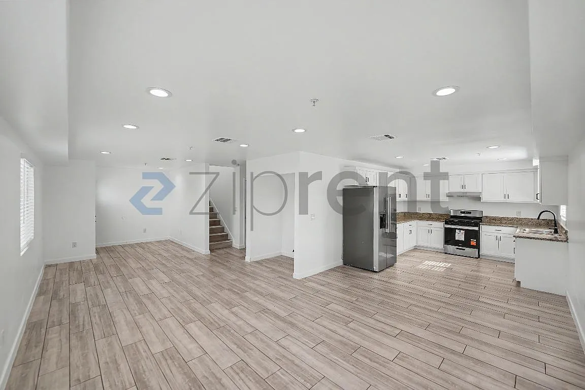 5 bed, 2500 sqft, $4,400 — Photo 3