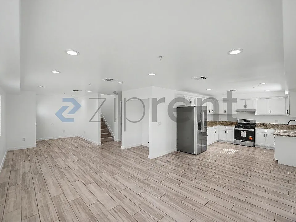 826 W 80th St