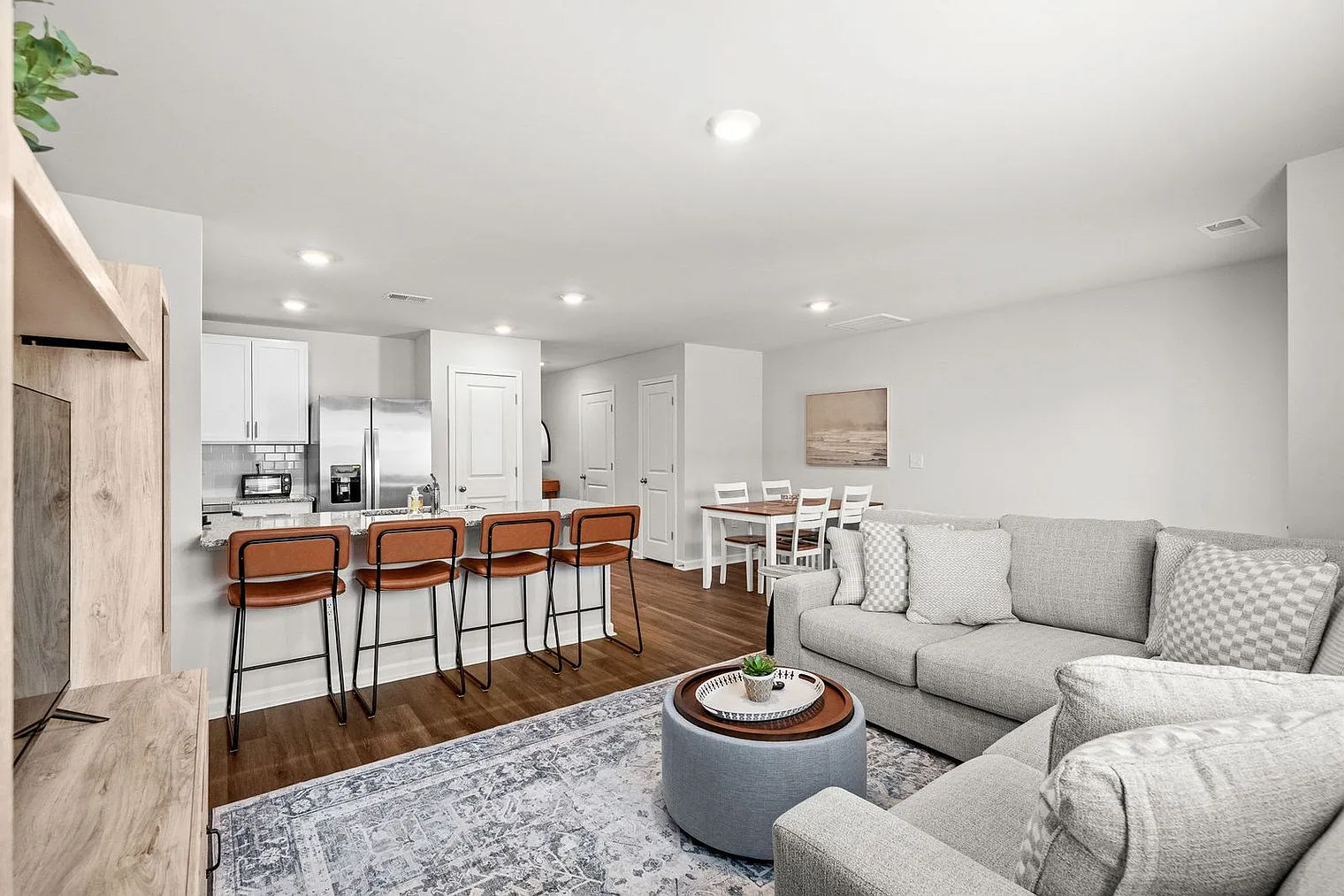 3 bed, 2.0 bath, 1410 sqft, $3,900 — Photo 3