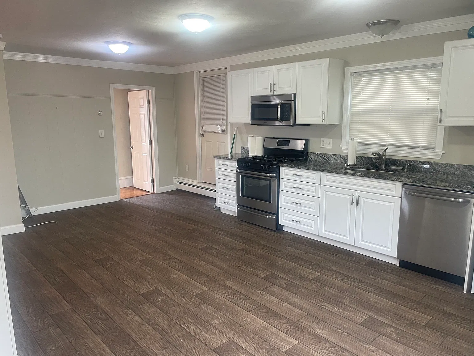 2 bed, 1.0 bath, 900 sqft, $2,350 — Photo 4