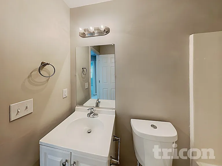 905 Amersham Ln — Photo 15