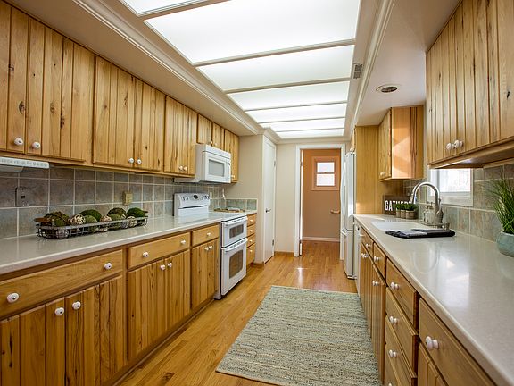 Ton of Counter Space