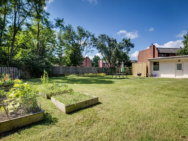 7517 Blair Rd — Photo 10