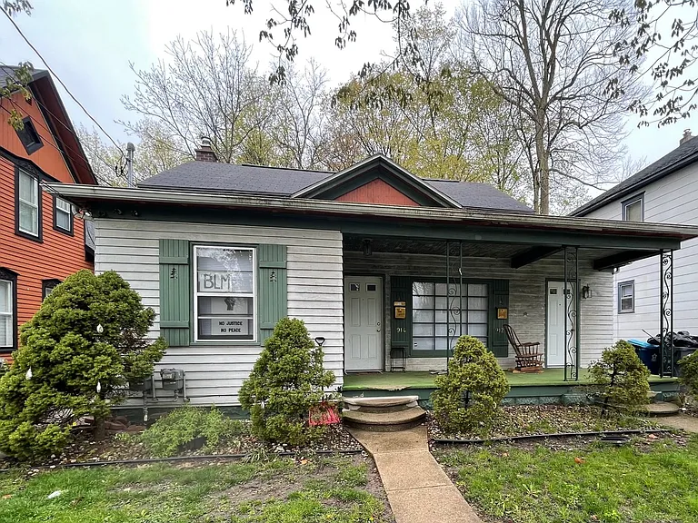 914 Oak St — Photo 1