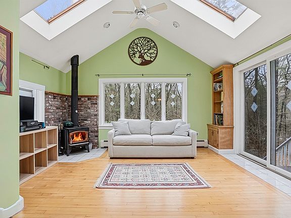 5th image of 22 Hilltop Rd