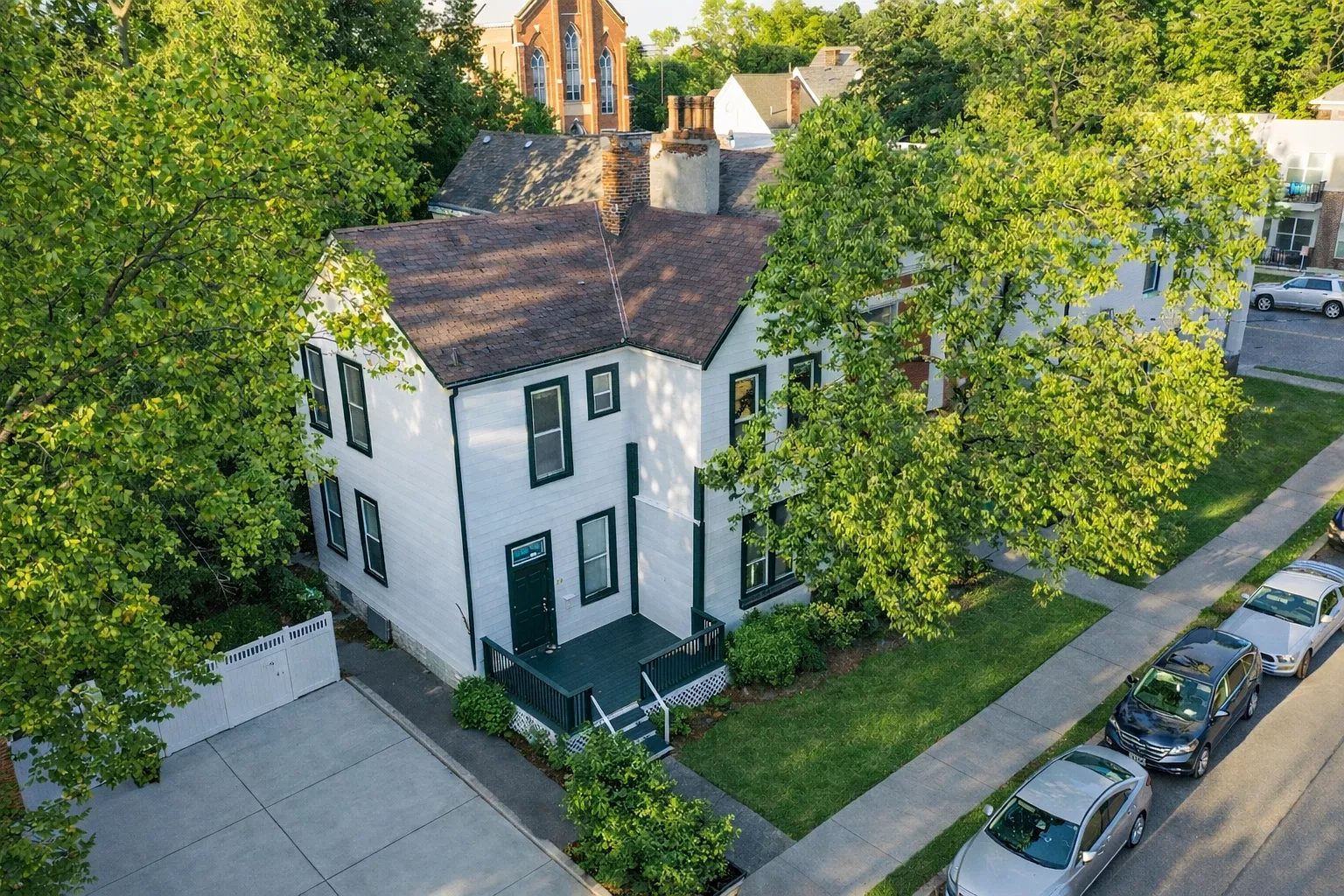 222 Oak St — Photo 2