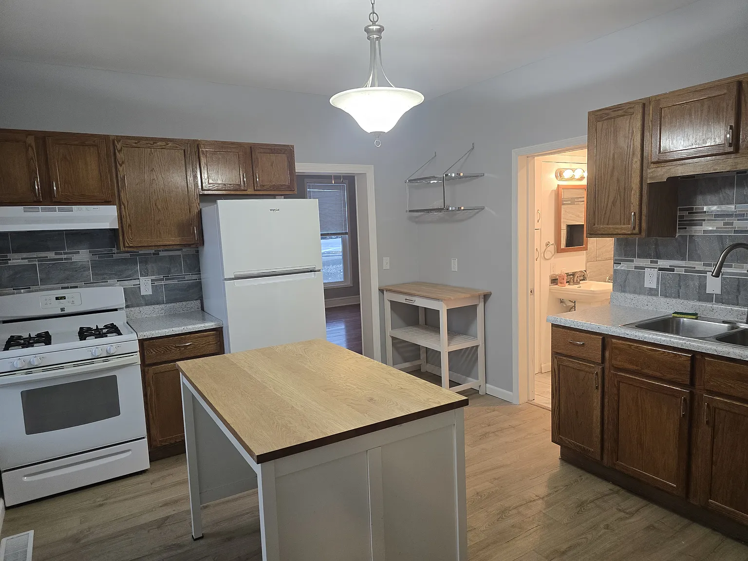 2 bed, 750 sqft, $900 — Photo 3