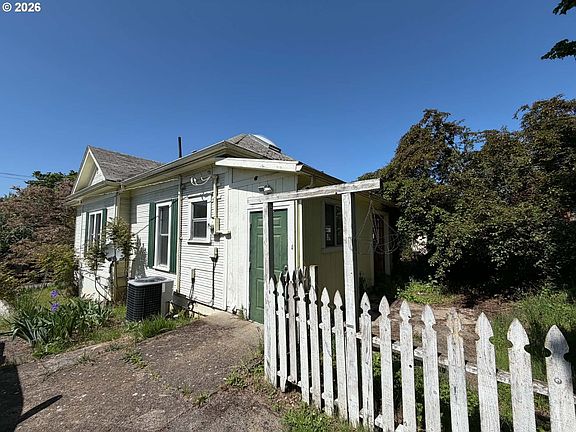 4th image of 1063 SE Jackson St