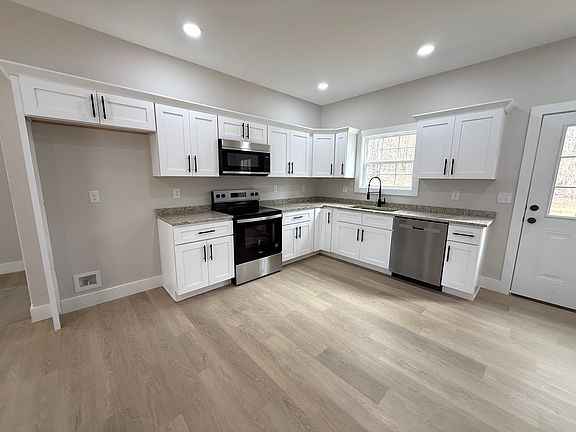 4th image of 821 Pine Tree Rd