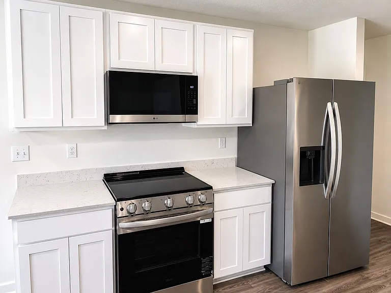 190 E Iris Ln — Photo 2