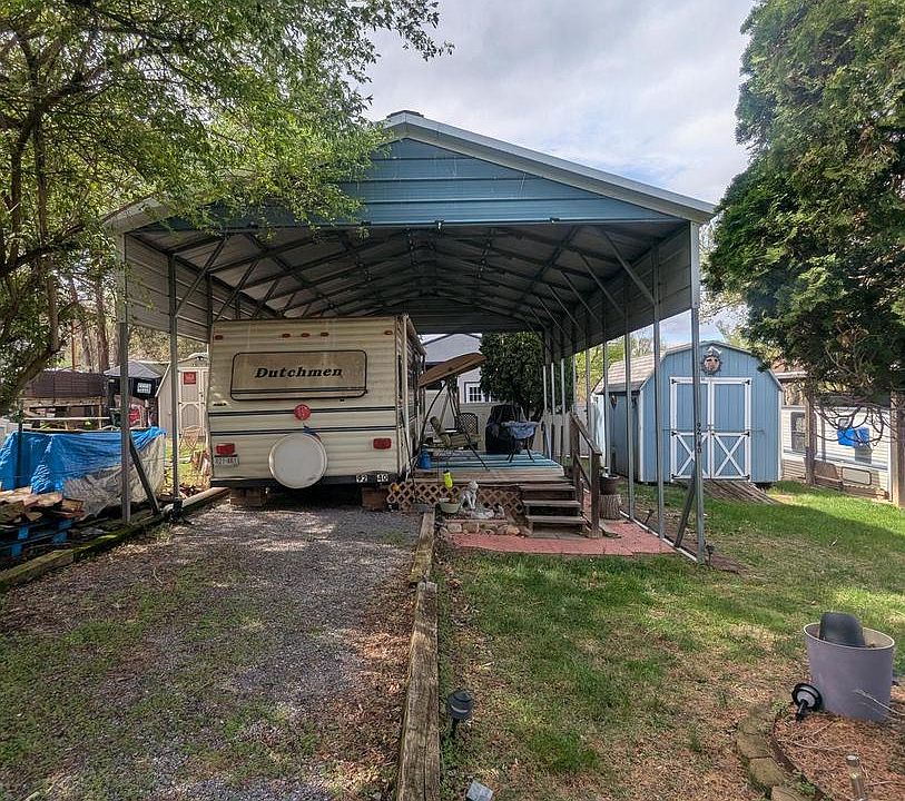 2nd image of 40 Neverglades Ave