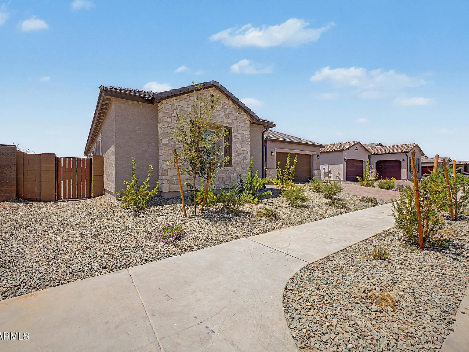 4 bed, 3.0 bath, 2400 sqft, $5,000 — Photo 2
