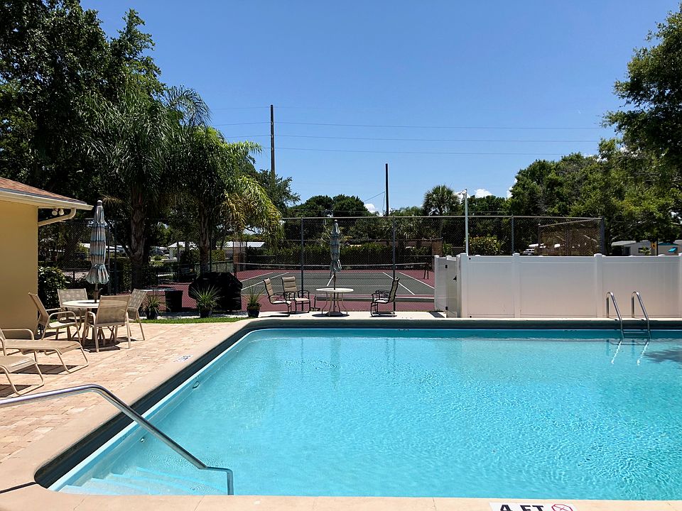 Sparkling community pool!