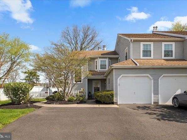 679 Rose Hollow Dr, Morrisville, PA 19067
