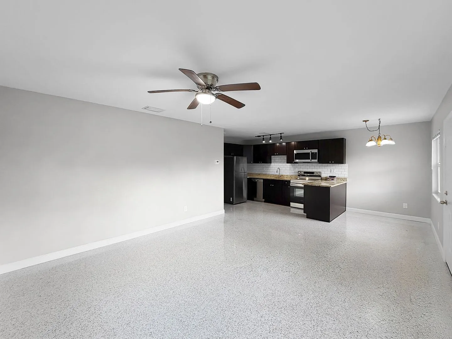Beautiful Gulfport Home Available for Immediate Move-In! 2bed | 1bath — Photo 4