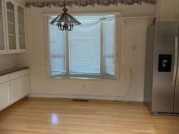 5th image of 425 Corello St