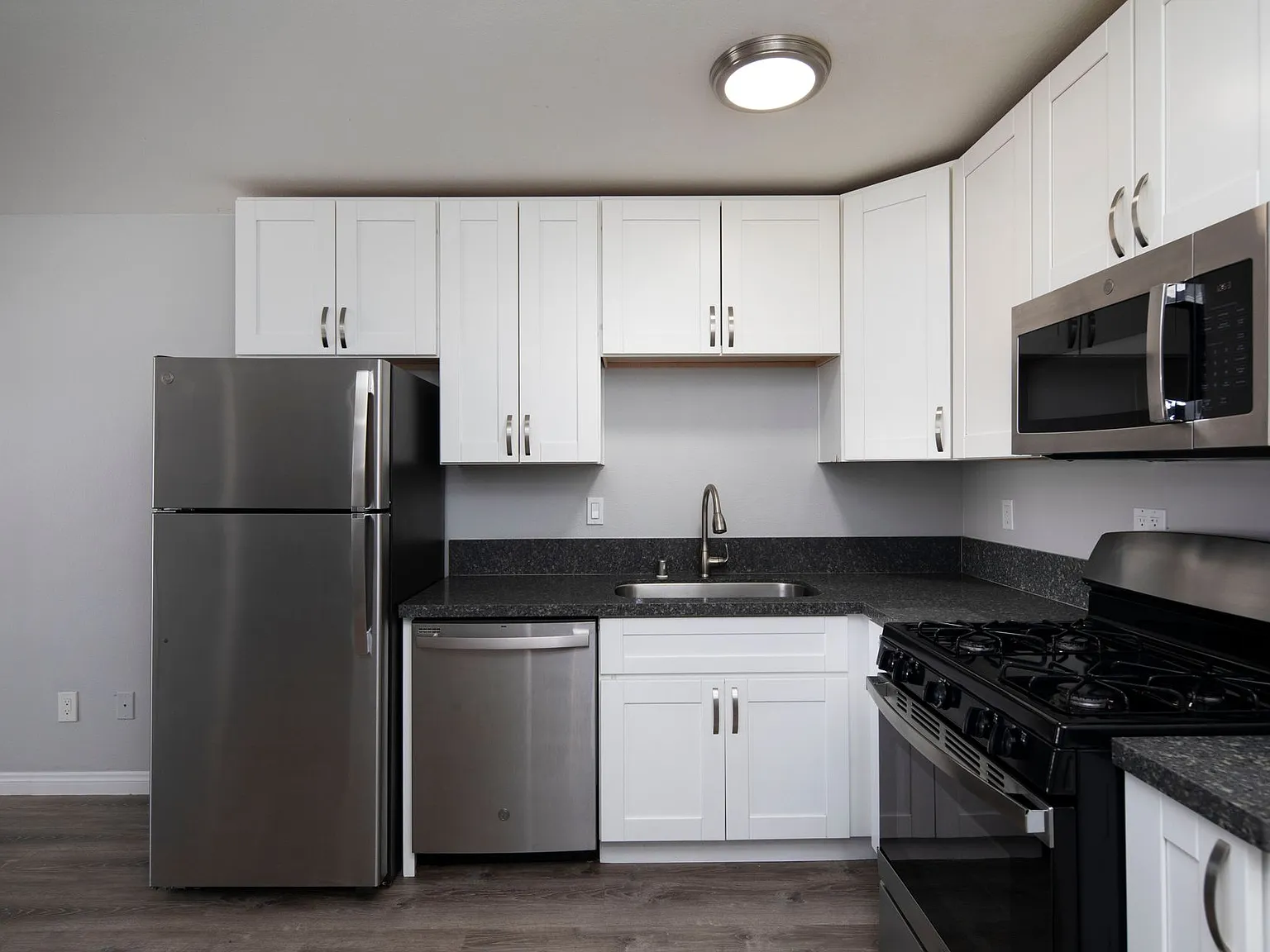 Oasis Apartments — Photo 2
