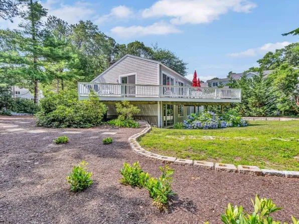 27 Running Light Way, Mashpee, MA 02649
