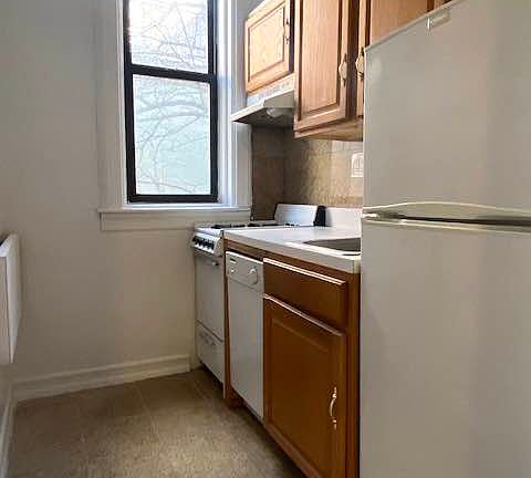 4th image of 141 W 72nd St APT 3