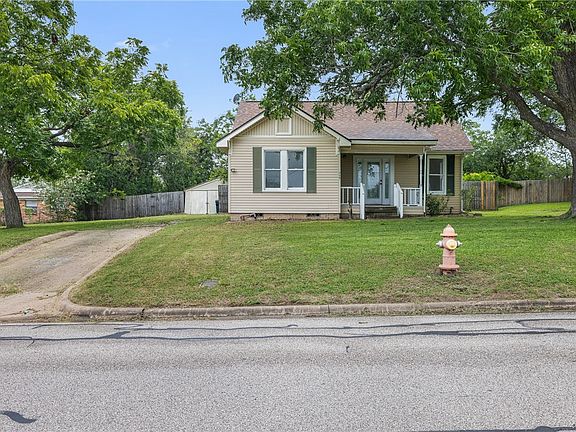 5th image of 709 Burleson St